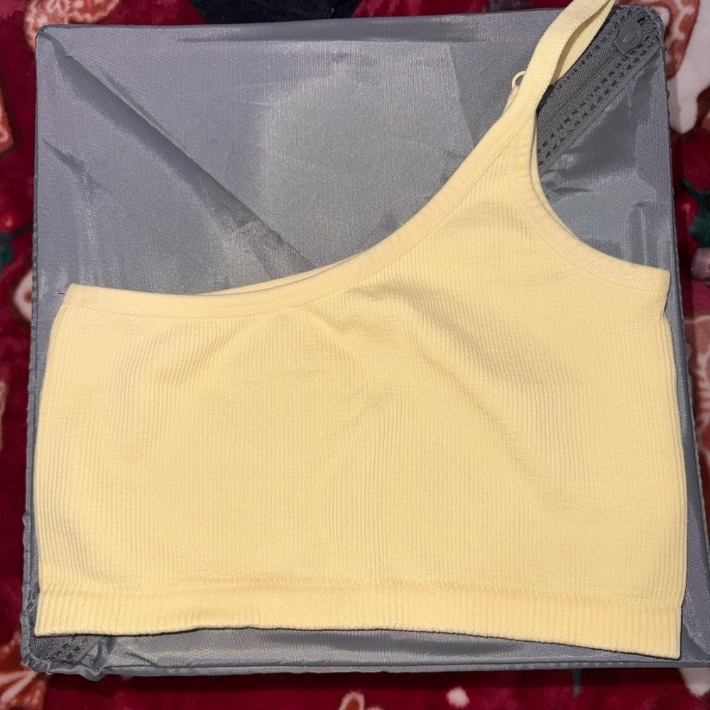One-Shoulder Ribbed Crop Top - Picture 3 of 5